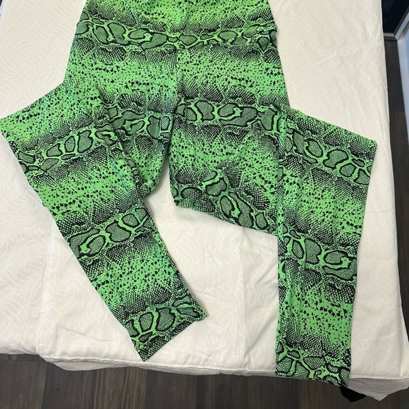 Vibrant Green Snakeskin Leggings - Picture 2 of 8